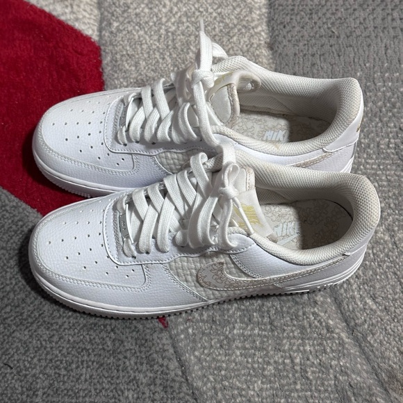 Women's Air Force 1 '07 SE Sneakers with Flower Swoosh - Picture 2 of 4